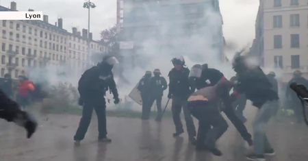 260 rannych, tysiące zatrzymanych. Brutalne protesty “żółtych kamizelek” we Francji