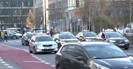 Taksówkarze protestowali w centrum Warszawy przeciw nielicencjonowanym przewozom