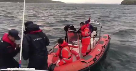 Turecka straż przybrzeżna uratowała ponad 40 migrantów. W akcji brały udział śmigłowce