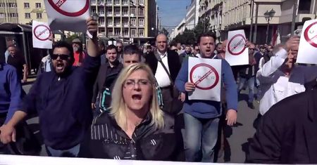 Ateńscy taksówkarze wyszli na ulice na znak protestu przeciwko Uberowi. Część z nich zaatakowała kierowców