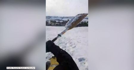 Zamiast sanek… kajak. Nietypowy sposób irlandzkiej pary na radzenie sobie bez sprzętu zimowego