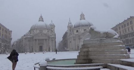 Koloseum i fontanna Di Trevi w zimowej aurze. Rzym zasypany śniegiem, szkoły zamknięte