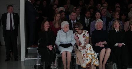 Królowa Elżbieta II w pierwszym rzędzie na London Fashion Week. Obok niej Anna Wintour w okularach przeciwsłonecznych