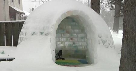 Przebojowa rodzina zakochana w zimie zbudowała prawdziwe igloo. Mama i syn użyli niemal tysiąc litrów wody