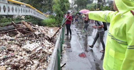 Rzeka śmieci płynie przez Indonezję. Wskutek powodzi zginęła co najmniej jedna osoba