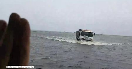 Droga niczym ocean. Kierowca ciężarówki miał problemy z pozostaniem na drodze