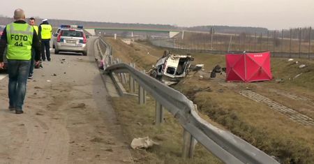 W wypadku busa pod Łodzią zginął 40-letni mężczyzna. Duży korek na A1