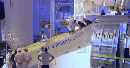 Migranci zeszli z pokładu “Diciotii”. Mieli siłą zmusić marynarzy do ucieczki przed libijską strażą przybrzeżną
