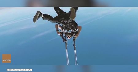 To jest dopiero sport ekstremalny. Mężczyzna wyskoczył z helikoptera i w powietrzu strzelał do celu