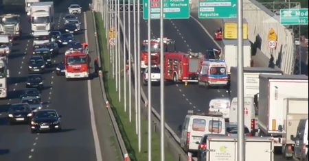 Ogromny korek na S8 o poranku. Zderzyły się dwie ciężarówki i auto osobowe