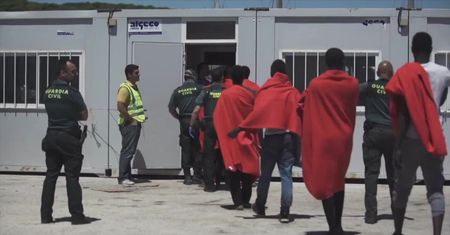 Łódź hiszpańskiej straży przybrzeżnej z 37 migrantami przybiła do portu w Barbate