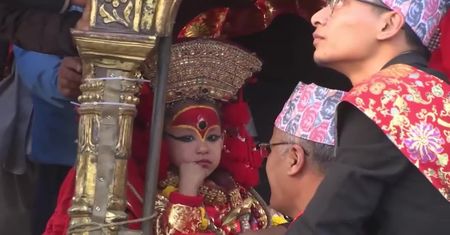 Tłumy liczą na błogosławieństwo „żyjącej bogini” Kumari. Nepalczycy oddają hołd dziewczynce, która ma być wcieleniem bóstwa