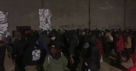 Nielegalny rave we Francji. Policja wystawiła 450 mandatów, trzech żandarmów zostało rannych