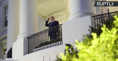 D. Trump wrócił do Białego Domu. Pomachał dziennikarzom i salutował żołnierzom z balkonu