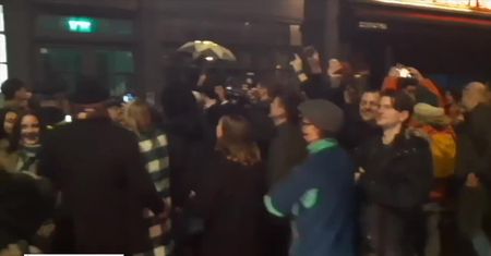 Uliczna impreza w Londynie. Ostatnia noc przed ostrzejszym lockdownem w mieście