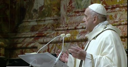 Papież Franciszek odprawił pasterkę w bazylice Świętego Piotra. Z powodu obostrzeń uczestniczyło w niej znacznie mniej osób niż zwykle