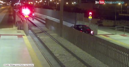 Pijacki rajd po Maladze. Samochód utknął na torach metra, po których kierująca nim kobieta jechała przez ponad kilometr