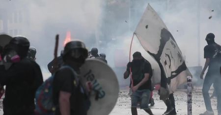 Brutalne zamieszki w Chile. Demonstrujący spalili policyjną armatkę wodną