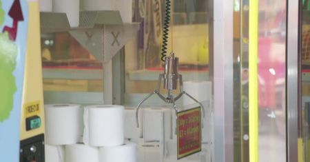 Klienci salonu gier w Wielkiej Brytanii zamiast pluszaka mogą wygrać papier toaletowy