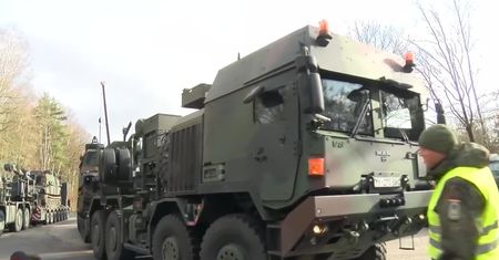 Czołgi i wozy opancerzone wyruszają w drogę. Przygotowania do największych manewrów NATO od 25 lat