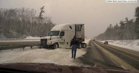 Kierowca wpadł w poślizg na oblodzonej drodze, uderzył w barierkę i stracił panowanie nad ciężarówką, która stanęła w poprzek autostrady