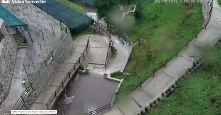 Lawina błotna o włos nie pogrzebała żywcem mężczyzny. Dramatyczne nagranie z południa Włoch
