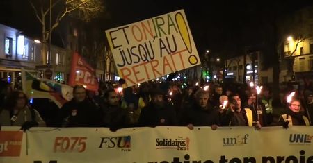 Tłum płonących pochodni na ulicach Paryża. Związkowcy protestują przeciwko reformie emerytalnej