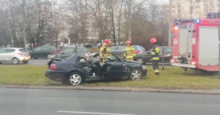 Samochód osobowy pod ciężarówką. Śmiertelny wypadek w Dolinie Służewieckiej w Warszawie