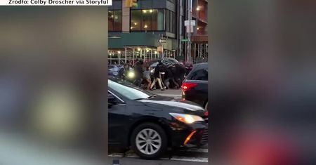 Kobieta wpadła pod samochód na zatłoczonych ulicach Manhattanu. Świadkowie rzucili się na pomoc