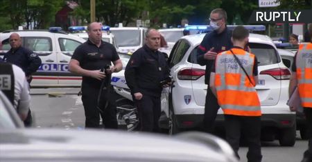 Samochód wjechał w dwóch policjantów na przedmieściach Paryża. Prawdopodobny motyw terrorystyczny