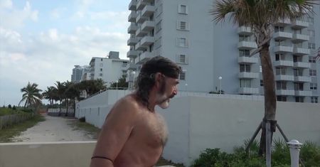 Oto jedyny człowiek na świecie, który może biegać po plaży w Miami