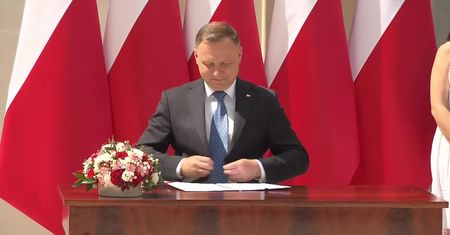 Adopcja dzieci tylko dla par dwupłciowych. Prezydent podpisał projekt zmian konstytucji
