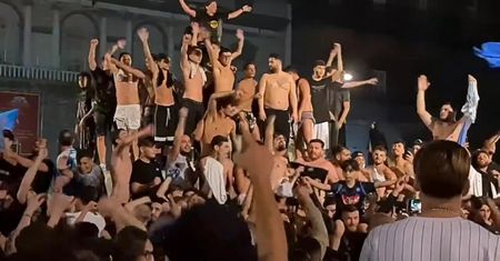 Kibice Napoli przez całą noc hucznie świętowali triumf swojej drużyny w Pucharze Włoch. Uradowani fani kąpali się w fontannie i odpalili fajerwerki