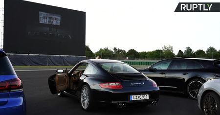 Tor testowy Porsche w Lipsku zamieniono w kino samochodowe