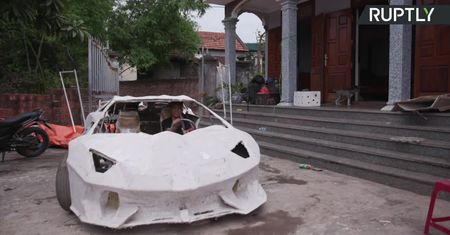 Supersamochód za 600 euro? Dwóch wietnamskich youtuberów stworzyło replikę Lamborghini z tektury