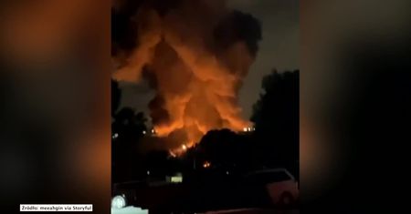 Pożar kina samochodowego w Kalifornii. Olbrzymi słup ognia i dymu
