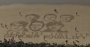 „Zmieńmy kierunek fali na rzecz równości płci”. Grafika za wizerunkami przywódców G7 na plaży w Biarritz