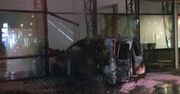 Atak na redakcję gazety w Amsterdamie. Furgonetka staranowała szklaną ścianę budynku, kierowca uciekł