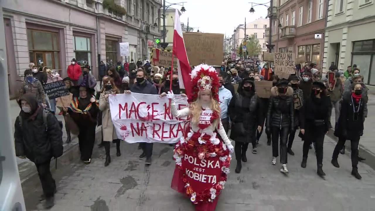 “Macie krew na rękach”. Protest Strajku Kobiet w Łodzi