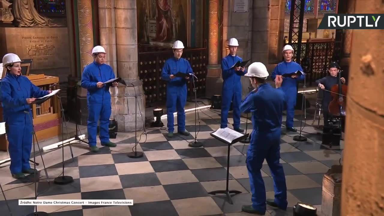 Chórzyści w hełmach zaśpiewali kolędy w katedrze Notre-Dame. Pierwszy taki koncert od pożaru