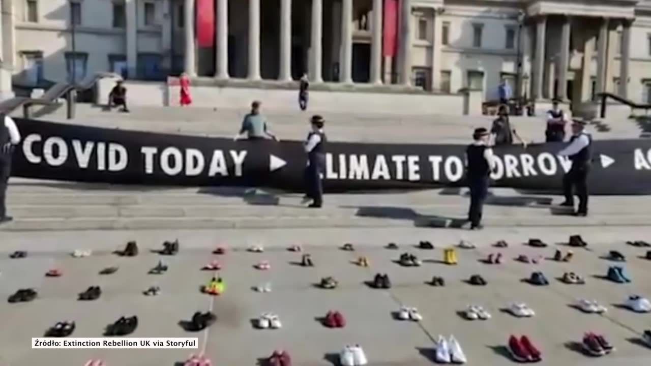 Dziecięce buty na Trafalgar Square w Londynie. Protest aktywistów klimatycznych