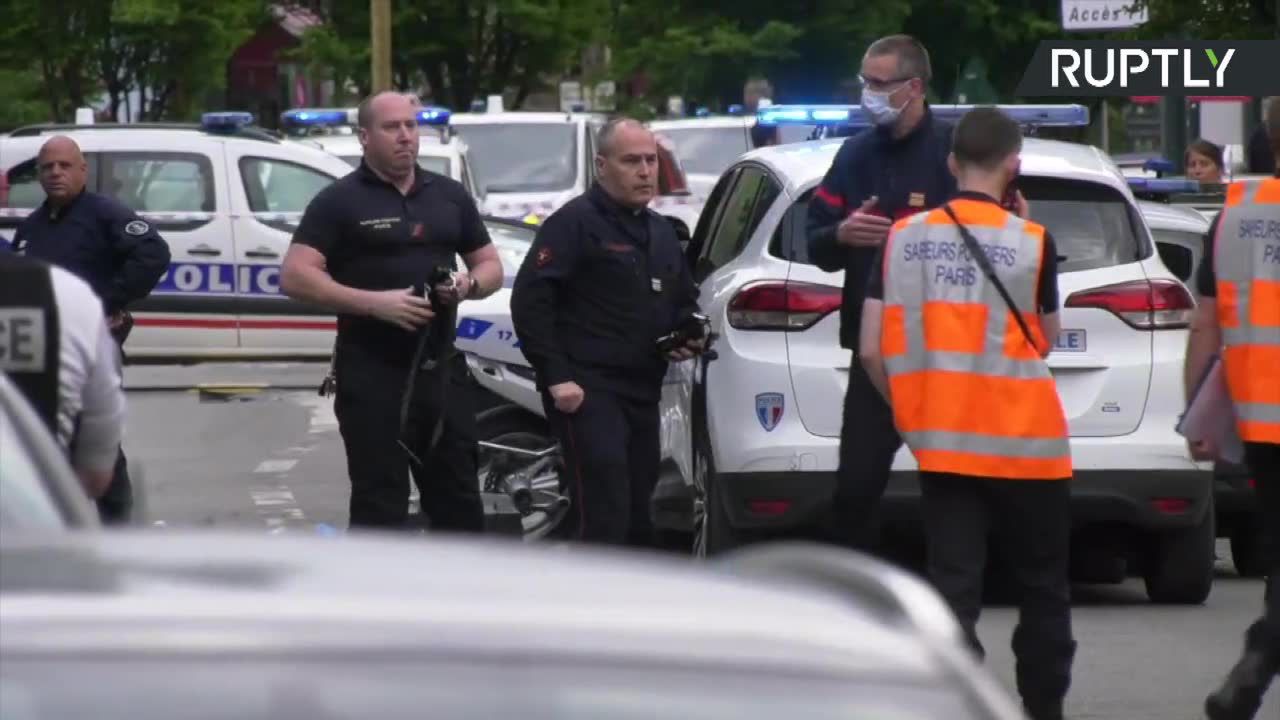 Samochód wjechał w dwóch policjantów na przedmieściach Paryża. Prawdopodobny motyw terrorystyczny