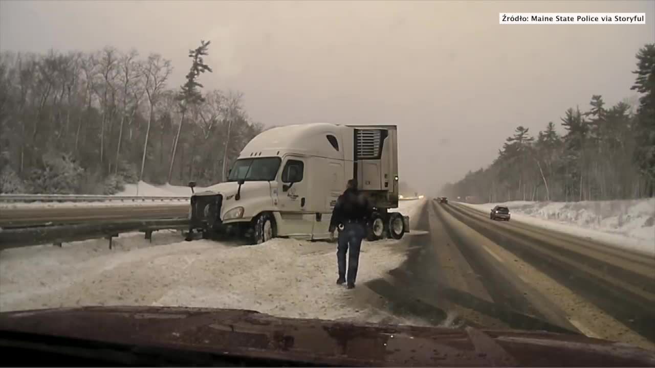 Kierowca wpadł w poślizg na oblodzonej drodze, uderzył w barierkę i stracił panowanie nad ciężarówką, która stanęła w poprzek autostrady