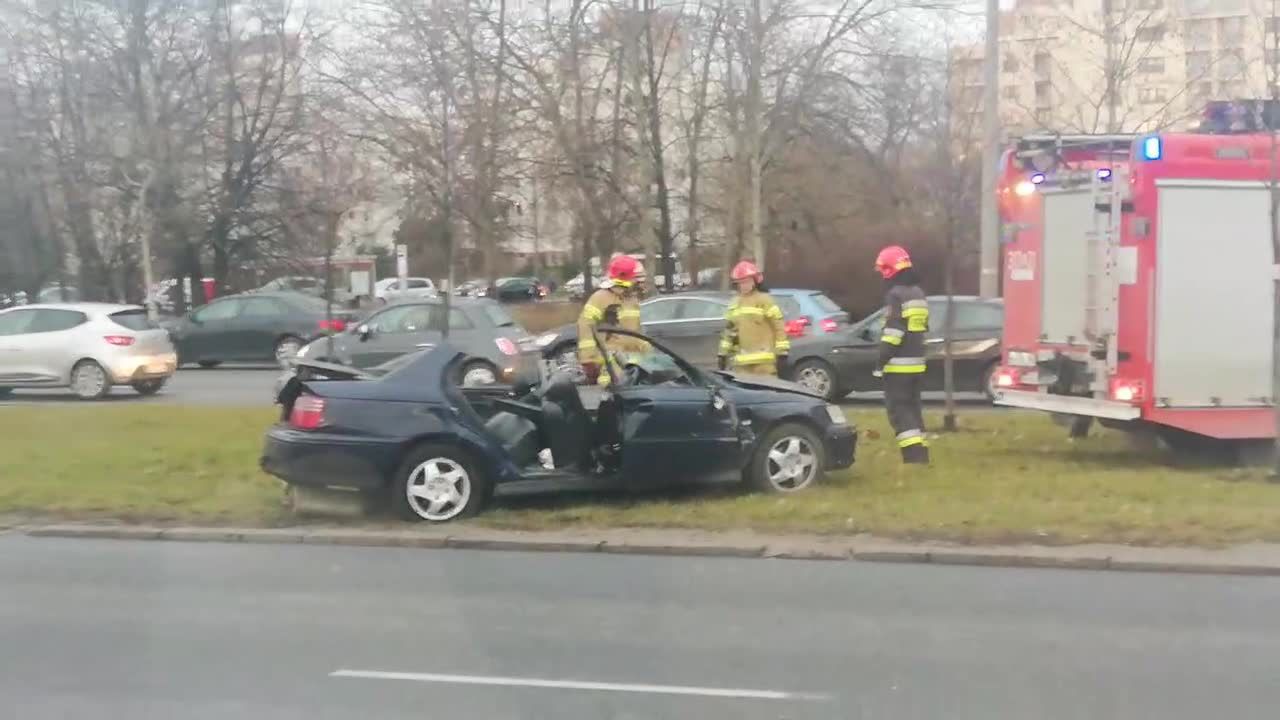 Samochód osobowy pod ciężarówką. Śmiertelny wypadek w Dolinie Służewieckiej w Warszawie