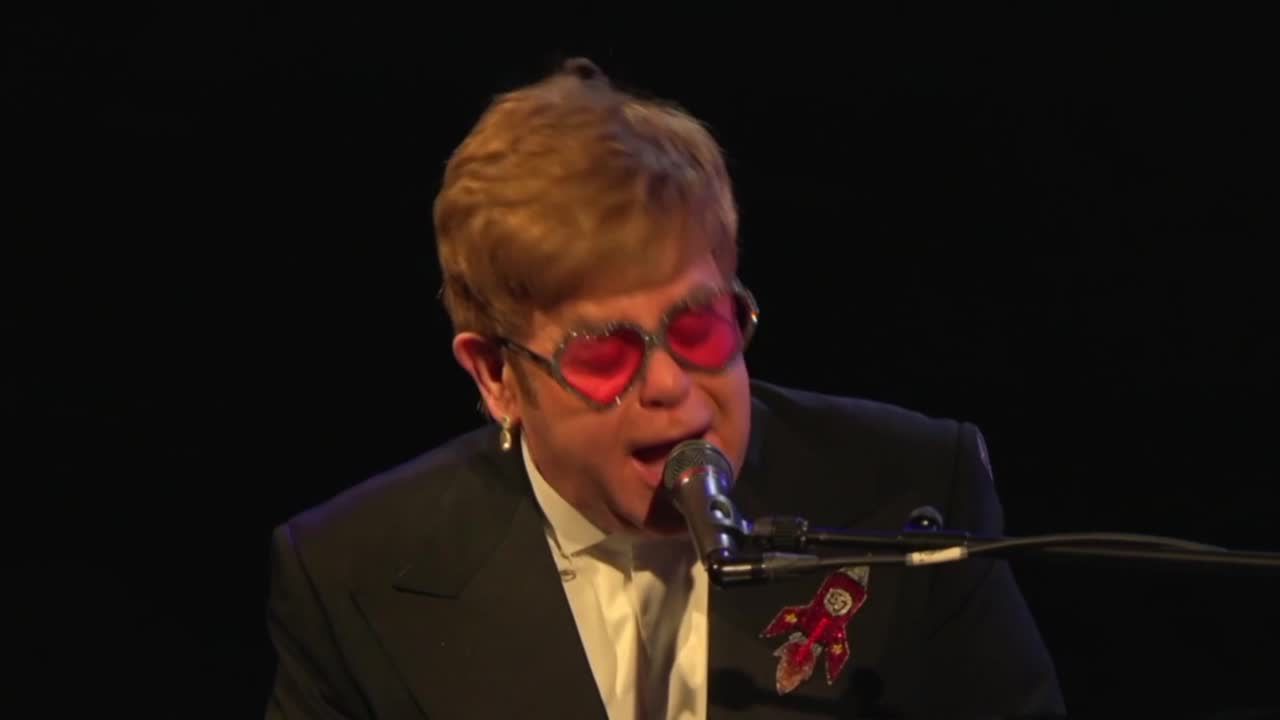 Elton John przerwał koncert, stracił głos. Muzyk zszedł ze sceny ze łzami w oczach