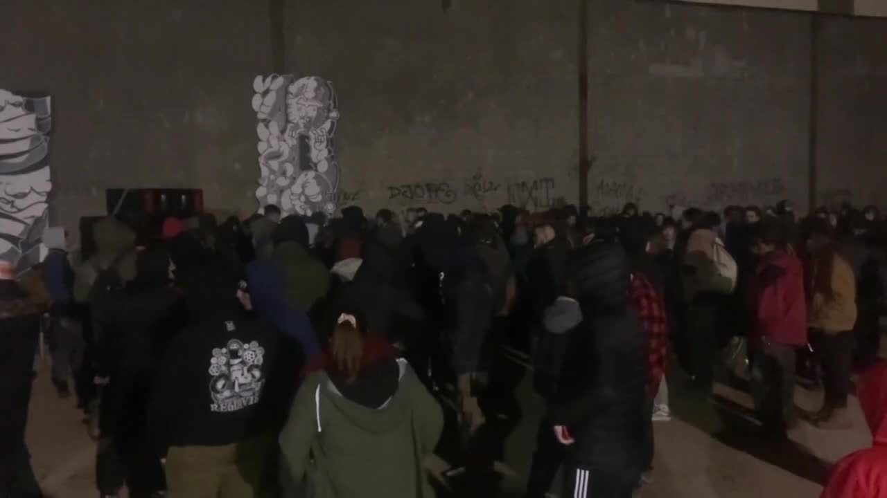 Nielegalny rave we Francji. Policja wystawiła 450 mandatów, trzech żandarmów zostało rannych