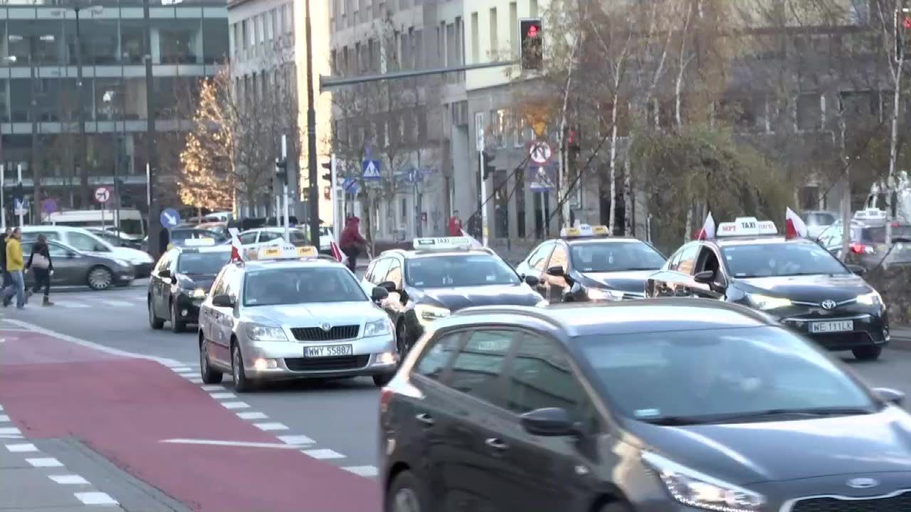 Taksówkarze protestowali w centrum Warszawy przeciw nielicencjonowanym przewozom