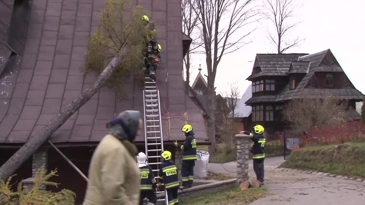 Halny szaleje w Tatrach. Uszkodzone dachy i powyrywane drzewa