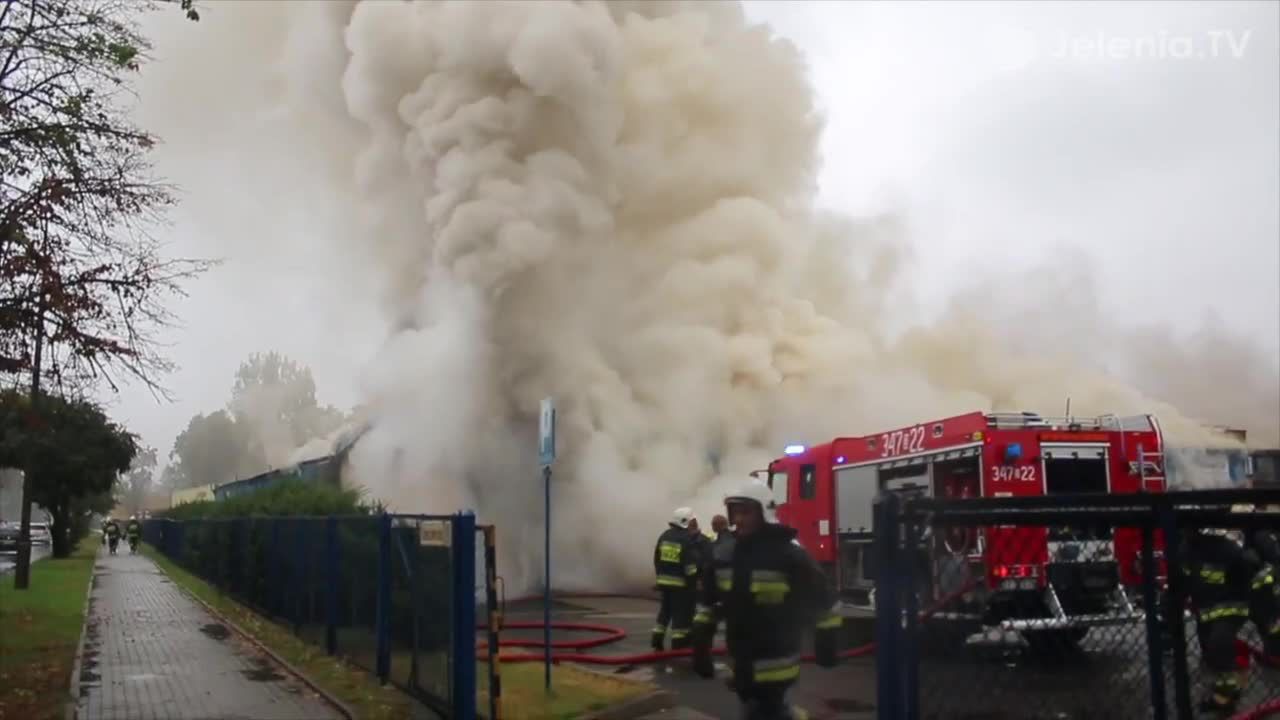 Ogromny pożar hurtowni na Dolnym Śląsku. Z ogniem walczy kilkanaście zastępów straży pożarnej