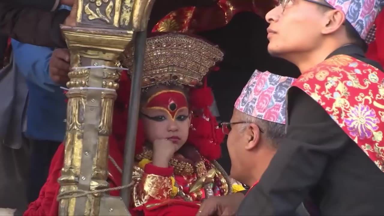 Tłumy liczą na błogosławieństwo „żyjącej bogini” Kumari. Nepalczycy oddają hołd dziewczynce, która ma być wcieleniem bóstwa